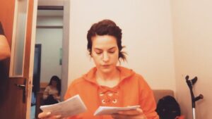 Ceyda Olguner Instagram - #tb #sahne #hazırlık 
#setarkası #backstage ;
#ezber yapmak #ciddi bi iş 🤪 ( #memorizing serious #business )