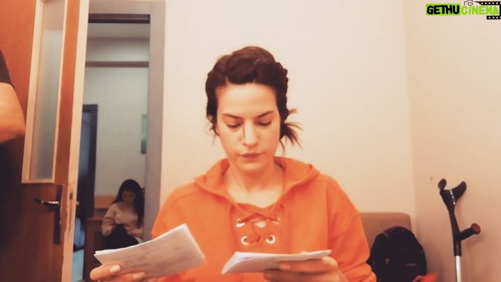 Ceyda Olguner Instagram - #tb #sahne #hazırlık #setarkası #backstage ; #ezber yapmak #ciddi bi iş 🤪 ( #memorizing serious #business )