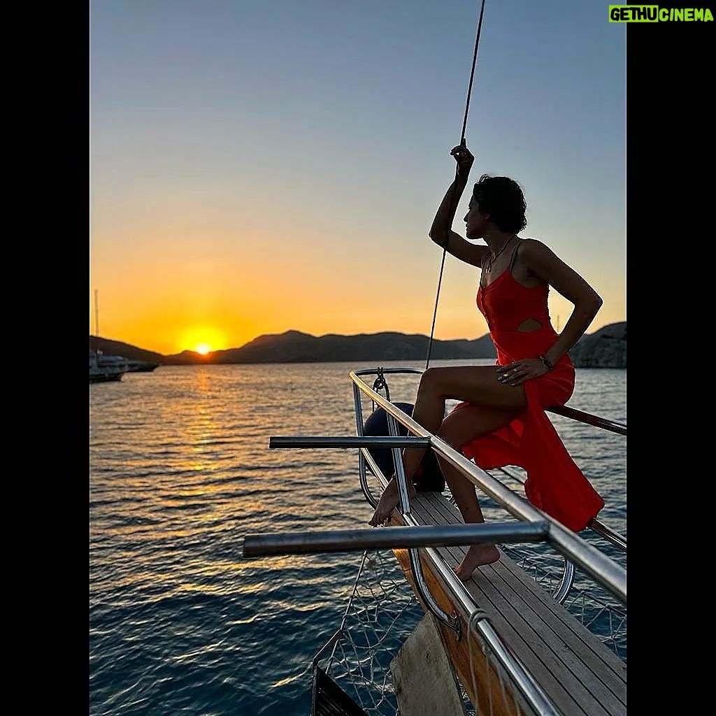 Ceyda Olguner Instagram - #hikayedekalmasın 🪐🧿 @poyraz.b.bozburun ve mürettebatı teşekkürler ☀️🪐 Canlar ne haftaydı 💃🧜♀️ #keyif #sanat #sohbet #eğlence #white gece 🤞 #photoby --> @ahmetmlhakay Bozburun