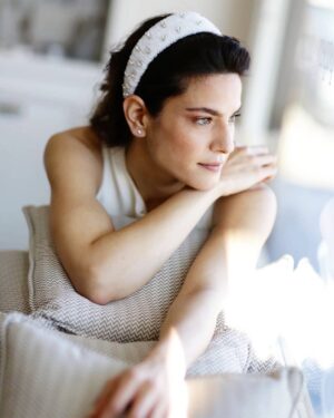 Ceyda Olguner Instagram - Buradayım
Genişliyorum.
Uzanıyor dallarım #berrak havaya yeşil titreşimli, #dingin, dolu. Dalıyor köklerim karanlık toprağa koyu gizemli, serin, #güçlü 
Buradayım:
Yükseliyorum.
Oysa #buradaydım kuruyordum. Yapraklarımı hışırdatan rüzgârlar alıp götürüyordu nemimi. Gövdemi eğip büken fırtınalar sarsıyordu köklerimi.
Buradaydım:
Çürüyordum.
Tepemde durmak bilmez güz yağmurları
dibimde birikip duran yeraltı suları. Dallarım ıslak, köklerim patlak yapraklarım sarı-kızıl, ölüm rengi.
Buradaydım:
Yitiyordum.
Ama buradayım:
Dayandım.
Baharın serin esintilerine arındırıcı sağanaklara ılık ışıklara dek ki bir tomurcuk birikip içimde
patladı en uç dalımın en ucunda açtı yapraklarını, uzanarak güneşe yayıldı, dolarak gökyüzüne.
Buradaydım:
Canlandım.
Buradayım:
Yeşeriyorum.
#Şimdi özlediğim taptaze bir gonca
büklümleri arasından özlediğim #rengarenk bir çiçek açacak, doluluğumu saçacak havaya çağırarak bütün arıları olgunlaşacak.
Buradayım:
Çiçekleniyorum.
Şimdi özlediğim yemyeşil bir meyve diriliğinin ortasından özlediğim #dopdolu bir çekirdek düşecek, olgunluğumu götürecek toprağa çağırarak #bütün anıları dolgunlaşacak.
Buradayım:
Oluşuyorum.
Buradayım:
Yokoluyordum.
Buradayım:
#Varoluyorum.
Buradayım:
Yoktum.
Buradayım:
Varım oluyorum. (Oruç Aruoba -baharda) 
28 #mayis aşkına.
