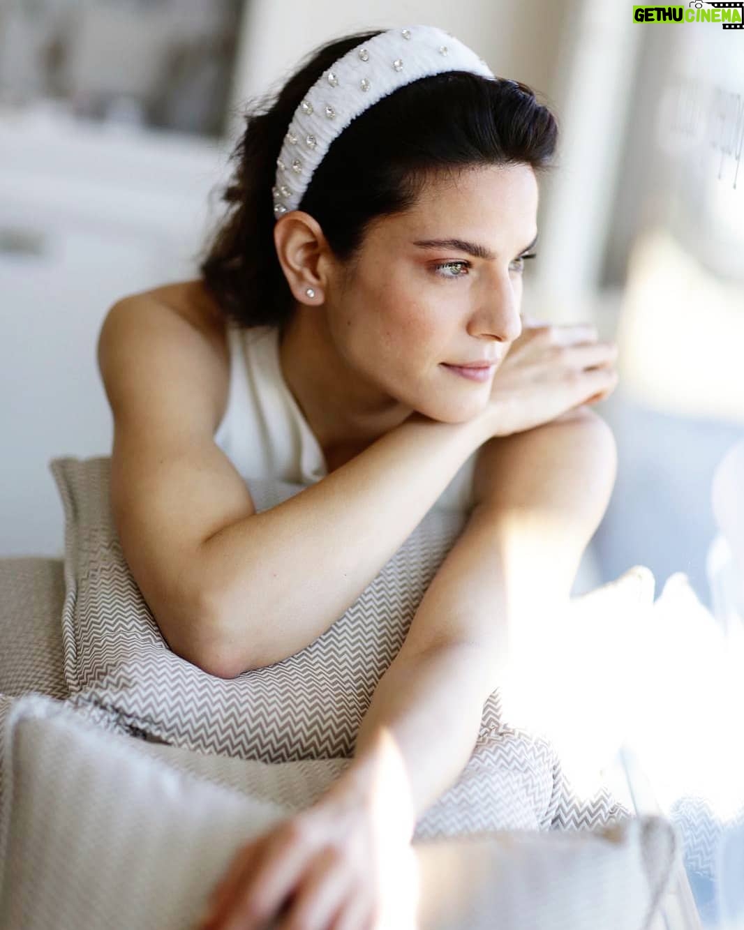 Ceyda Olguner - 3.6K Likes - Buradayım
Genişliyorum.
Uzanıyor dallarım #berrak havaya yeşil titreşimli, #dingin, dolu. Dalıyor köklerim karanlık toprağa koyu gizemli, serin, #güçlü
Buradayım:
Yükseliyorum.
Oysa #buradaydım kuruyordum. Yapraklarımı hışırdatan rüzgârlar alıp götürüyordu nemimi. Gövdemi eğip büken fırtınalar sarsıyordu köklerimi.
Buradaydım:
Çürüyordum.
Tepemde durmak bilmez güz yağmurları
dibimde birikip duran yeraltı suları. Dallarım ıslak, köklerim patlak yapraklarım sarı-kızıl, ölüm rengi.
Buradaydım:
Yitiyordum.
Ama buradayım:
Dayandım.
Baharın serin esintilerine arındırıcı sağanaklara ılık ışıklara dek ki bir tomurcuk birikip içimde
patladı en uç dalımın en ucunda açtı yapraklarını, uzanarak güneşe yayıldı, dolarak gökyüzüne.
Buradaydım:
Canlandım.
Buradayım:
Yeşeriyorum.
#Şimdi özlediğim taptaze bir gonca
büklümleri arasından özlediğim #rengarenk bir çiçek açacak, doluluğumu saçacak havaya çağırarak bütün arıları olgunlaşacak.
Buradayım:
Çiçekleniyorum.
Şimdi özlediğim yemyeşil bir meyve diriliğinin ortasından özlediğim #dopdolu bir çekirdek düşecek, olgunluğumu götürecek toprağa çağırarak #bütün anıları dolgunlaşacak.
Buradayım:
Oluşuyorum.
Buradayım:
Yokoluyordum.
Buradayım:
#Varoluyorum.
Buradayım:
Yoktum.
Buradayım:
Varım oluyorum. (Oruç Aruoba -baharda)
28 #mayis aşkına.