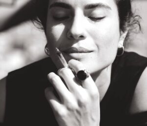 Ceyda Olguner Instagram - 1. 2020 bana kattığın deneyimler için #teşekkürler 🙏
2. 2021 #hellomydarling 💜  #letshavefun 😎🤠

#photoby --> @aydancinar