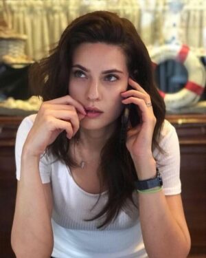 Ceyda Olguner Instagram - #business face 📱🙃 #lafontanaristorante #çikolataaşkı
