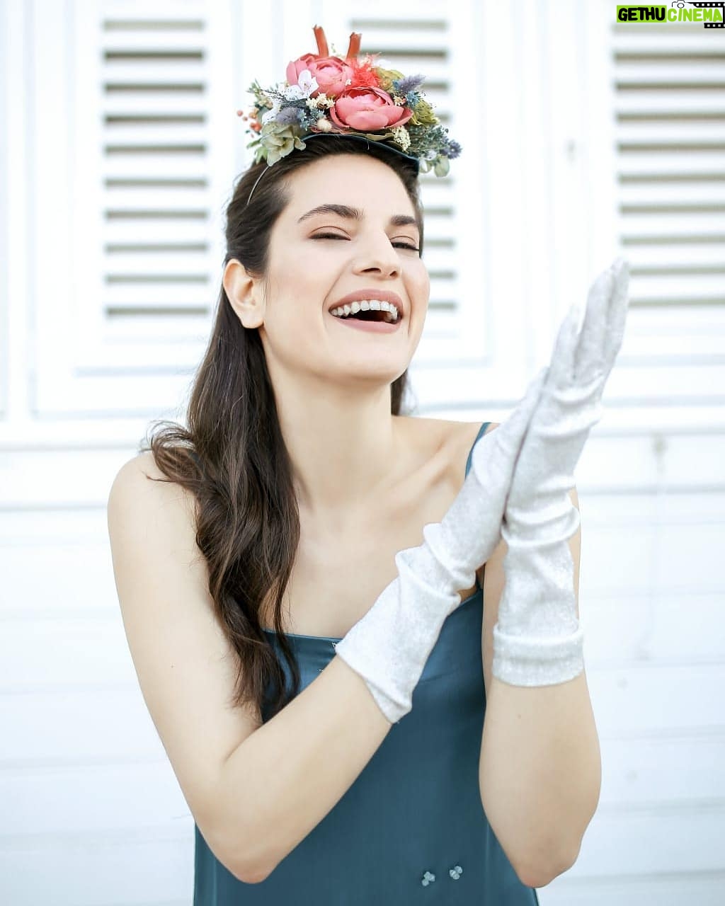 Ceyda Olguner - 1.3K Likes - #gülmekiçinherzamanbirsebepvardır 😂🤣 #photoby @nerisstudiowedding #makeup @aysusumerofficial #styling #dressby @selaleyilal