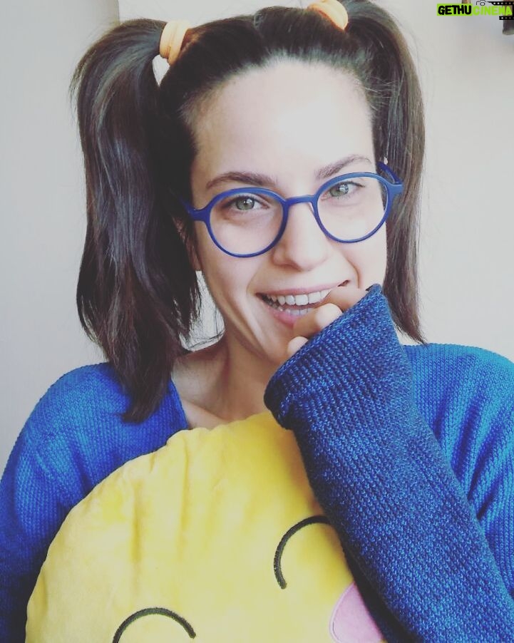 Ceyda Olguner Instagram - #pazarkeyfi #pazarsabahı #işegidenler #çocuklargibişenidik #sabahkafası #itinayla #gulumse 😊😀😃😄 #glasses 😋