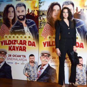 Ceyda Olguner Instagram - Başrollerini paylaştığım @yildizlardakayarfilm  filmimizin galasını yaptık çokta heyecanlıydık. Şimdi sizleri de 28 ocakta aynı heyecanı paylaşmaya çağırıyoruz. usta oyuncu @cezmibaskin ve rol arkadaşım @cemkilic başta olmak üzere emeği geçen herkesi tebrik ederim ve yönetmenimiz @ggunaydin ,görüntü yönetmenimiz @carlis34 , yapımcılarımız Murat Çiçek ve Enis Özkan, uygulayıcı yapımcımız @onder.onguc ve tüm ekip tesekkurler; ellerimize, yüreğimize sağlık 🍀 
Ve ve ve 
Rahat, şık ve güzel parçalarla beni galaya hazırlayan @atelier_zest ekibi teşekkürler. Canım @melisaerolofficial tasarımınlarınla tarzıma taz kattın teşekkürler 🧡
