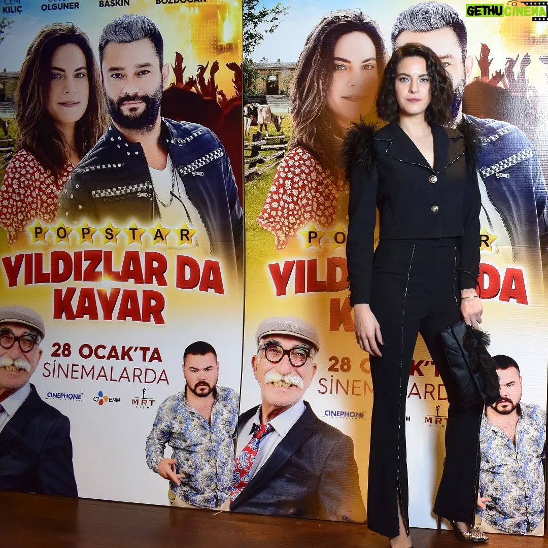 Ceyda Olguner - 1.7K Likes - Başrollerini paylaştığım @yildizlardakayarfilm filmimizin galasını yaptık çokta heyecanlıydık. Şimdi sizleri de 28 ocakta aynı heyecanı paylaşmaya çağırıyoruz. usta oyuncu @cezmibaskin ve rol arkadaşım @cemkilic başta olmak üzere emeği geçen herkesi tebrik ederim ve yönetmenimiz @ggunaydin ,görüntü yönetmenimiz @carlis34 , yapımcılarımız Murat Çiçek ve Enis Özkan, uygulayıcı yapımcımız @onder.onguc ve tüm ekip tesekkurler; ellerimize, yüreğimize sağlık 🍀
Ve ve ve
Rahat, şık ve güzel parçalarla beni galaya hazırlayan @atelier_zest ekibi teşekkürler. Canım @melisaerolofficial tasarımınlarınla tarzıma taz kattın teşekkürler 🧡
