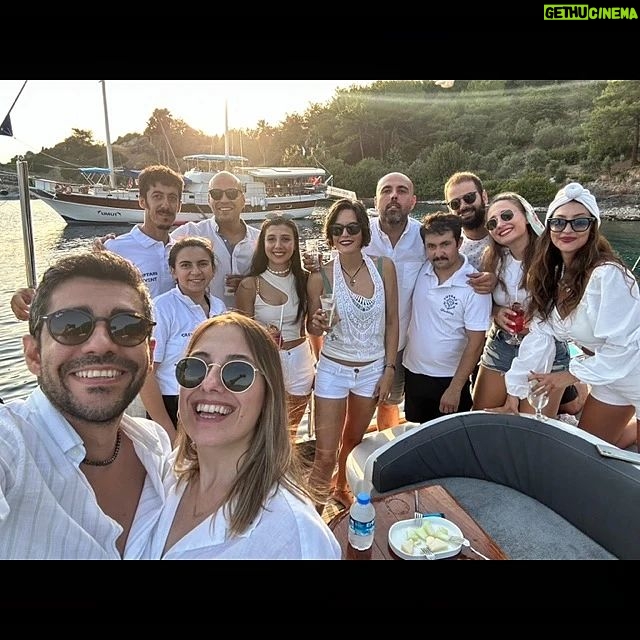 Ceyda Olguner Instagram - #hikayedekalmasın 🪐🧿 @poyraz.b.bozburun ve mürettebatı teşekkürler ☀️🪐 Canlar ne haftaydı 💃🧜♀️ #keyif #sanat #sohbet #eğlence #white gece 🤞 #photoby --> @ahmetmlhakay Bozburun