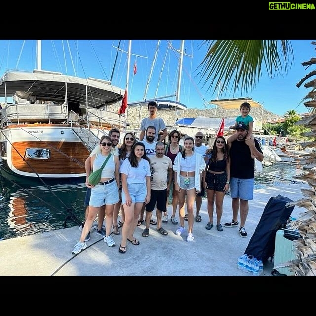 Ceyda Olguner Instagram - #hikayedekalmasın 🪐🧿 @poyraz.b.bozburun ve mürettebatı teşekkürler ☀️🪐 Canlar ne haftaydı 💃🧜♀️ #keyif #sanat #sohbet #eğlence #white gece 🤞 #photoby --> @ahmetmlhakay Bozburun