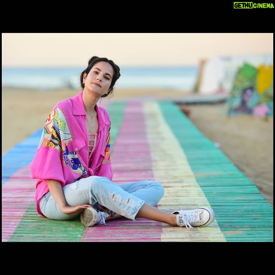 Ceyda Olguner - 3.8K Likes - #Sen gittin gideli içimde öyle bir #sızı var ki
Yalnız sen #anlarsın
Sen şimdi uzakta cennette meleklerle bizi #düşler ağlarsın
Bugün #bayram erken kalkın çocuklar
Giyelim en #güzel giysileri
Elimizde taze #kırçiçekleri üzmeyelim bugün annemizi
Sen #yaz geceleri yıldızlar içinde
Ara sıra bize göz kırparsın
Sen soğuk günlerde kalbimi ısıtan en sıcak anısın
Bu gün bayram çabuk olun çocuklar
Annemiz bugün bizi bekler
Bayramda hüzünlenir melekler
Gönül alır bu güzel çiçekler
(Barış Manço )
#photographer --> @aydancinar 🪐
