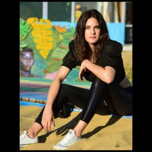 Ceyda Olguner Instagram - #akıl #kendi kendinin yeridir ve kendi başına, #cehennemi cennete , #cenneti cehenneme çevirebilir ( #johnmilton )
#photographer --> @aydancinar 🪐🤠
