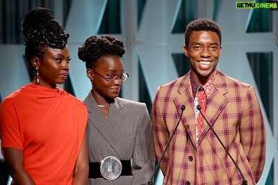 Chadwick Boseman Instagram - It was an honor to stand with these incredible queens and present @Disney’s first ever #BlackPanther Scholarship Award to Kalis Coleman at @HollywoodReporter’s #WomenInEntertainment event. 🙅🏾‍♂️🙅🏾‍♀️ http://bit.ly/thrwomenbp