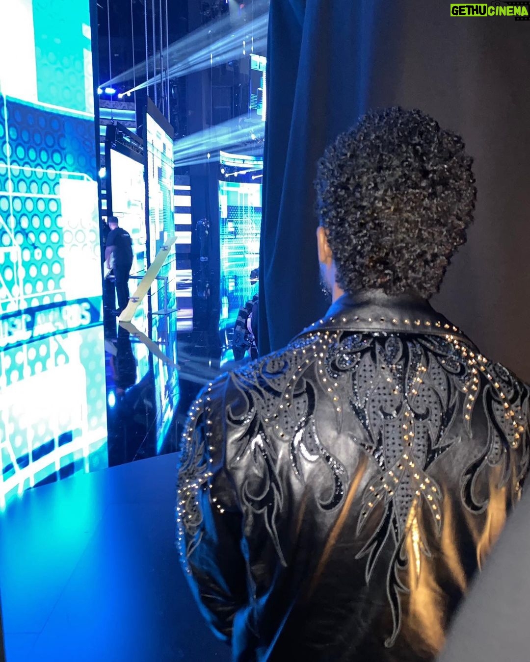 Chadwick Boseman Instagram - #21with21Bridges on the way to the #AMAs Q: What was the scariest moment while shooting #21Bridges? - @serremoi_fort American Music Awards 2019