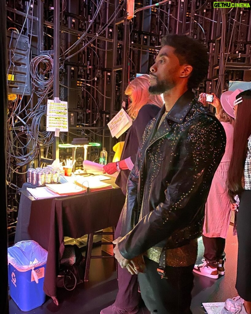 Chadwick Boseman Instagram - #21with21Bridges on the way to the #AMAs⁣ ⁣⁣ ⁣ Q: What was the scariest moment while shooting #21Bridges? - @serremoi_fort American Music Awards 2019