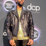 Chadwick Boseman Instagram - #21with21Bridges on the way to the #AMAs⁣ ⁣⁣ ⁣ Q: What was the scariest moment while shooting #21Bridges? - @serremoi_fort American Music Awards 2019