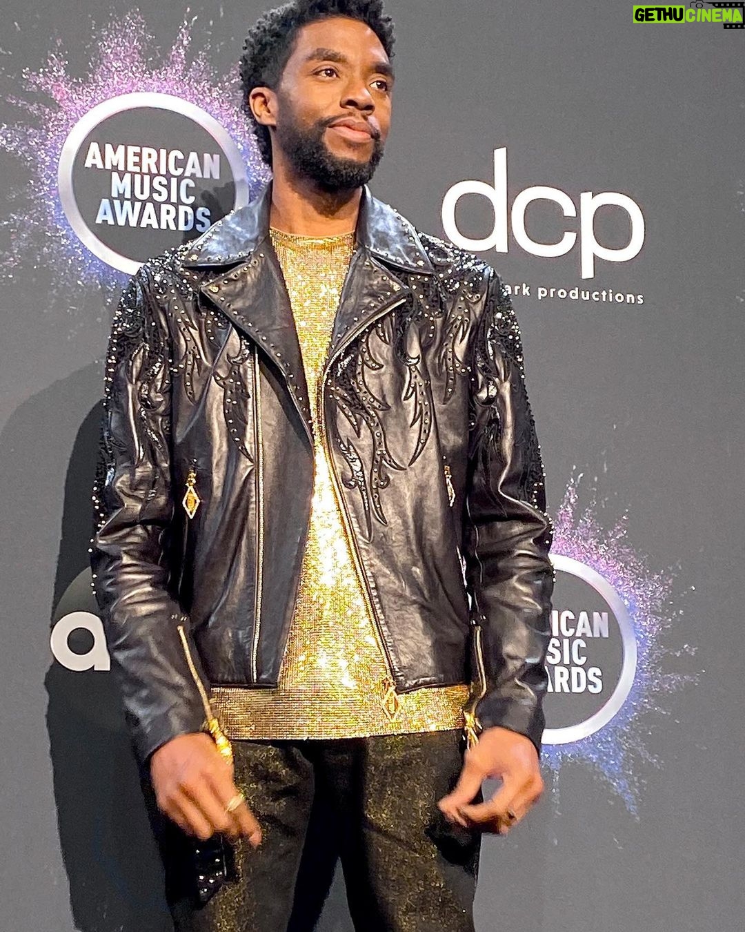 Chadwick Boseman Instagram - #21with21Bridges on the way to the #AMAs Q: What was the scariest moment while shooting #21Bridges? - @serremoi_fort American Music Awards 2019