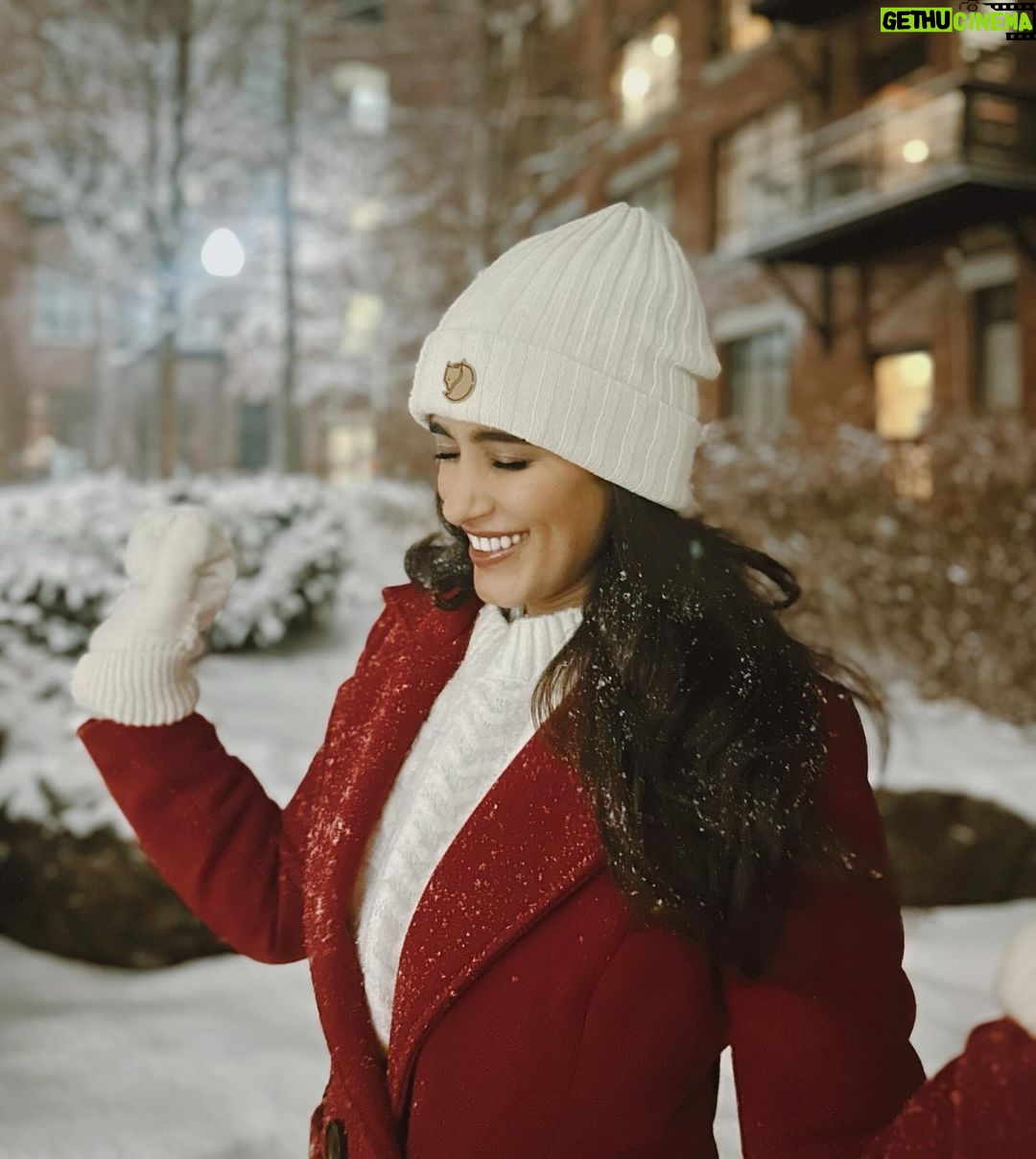 Chandni Parekh Instagram - 🇨🇦 Canada. Is it real, or is it all mapleleaf? 🍁 #toronto #holidayseason Toronto, Ontario