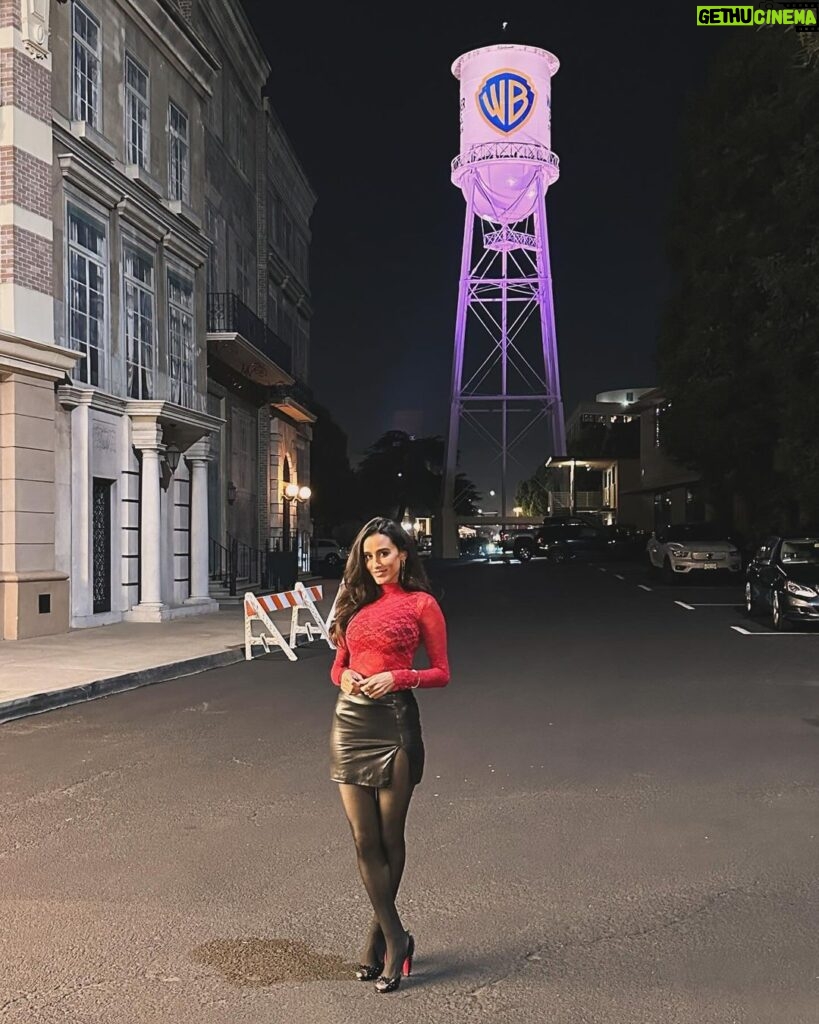 Chandni Parekh Instagram - 🎶 Just for fun we ran around the Warner movie lot 🎶 @elise_greene Warner Brothers Studio