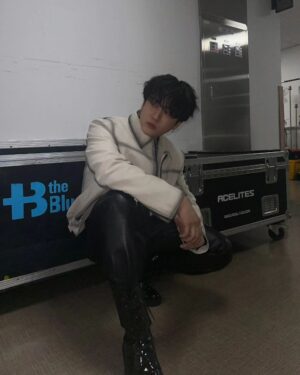 Changbin Instagram - 날도 차구 바닥도 찬데 스테이마음은 따뜻
1등 꼬마웅 ><
#stay