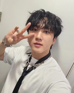 Changbin Instagram - 날도 차구 바닥도 찬데 스테이마음은 따뜻
1등 꼬마웅 ><
#stay
