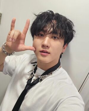 Changbin Instagram - 날도 차구 바닥도 찬데 스테이마음은 따뜻
1등 꼬마웅 ><
#stay