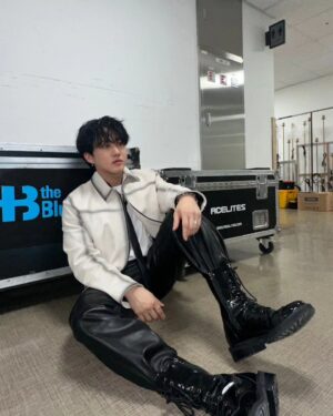 Changbin Instagram - 날도 차구 바닥도 찬데 스테이마음은 따뜻
1등 꼬마웅 ><
#stay