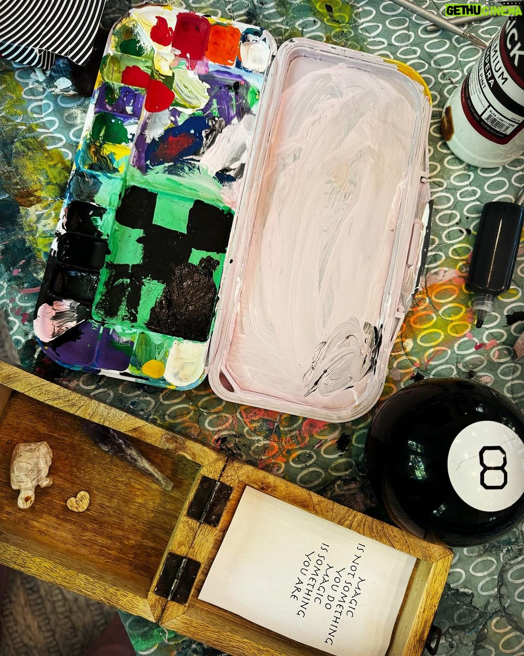 Channing Tatum Instagram - Also… cleaning up my daughter’s work station. Why is she so cool? And why do i want to be her when i grow up. I’m so lucky it’s silly.