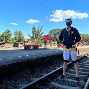 Chanon Ukkhachata Instagram - ทางรถไฟสายนรกไปทางโน้น แต่ทางขึ้นสวรรค์มาหาพี่ 😎