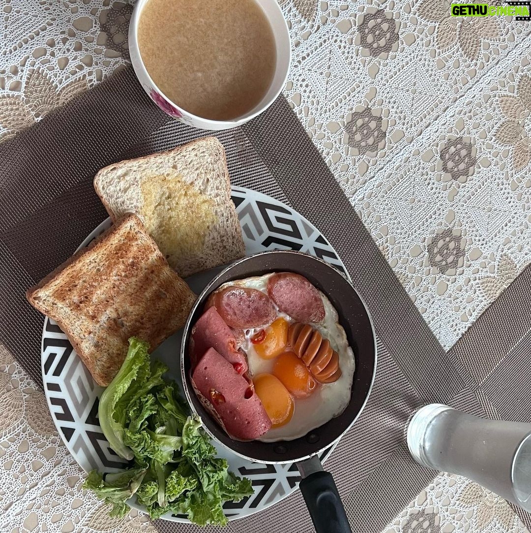 Chanon Ukkhachata Instagram - มาทานข้าวกัน 🙂 อร่อยนะ Bangkok Metropolis, Thailand