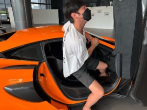 Chanon Ukkhachata Instagram - ข้อเข่าเสื่อมแน่ๆ ท่าทางออกจากรถดูดีมากครับ ใช่หร่าาา🥺 #mclaren
