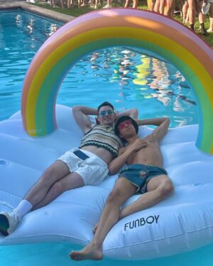 Chanse McCrary Instagram - 😎💅🏽🌈👆🏽🪟