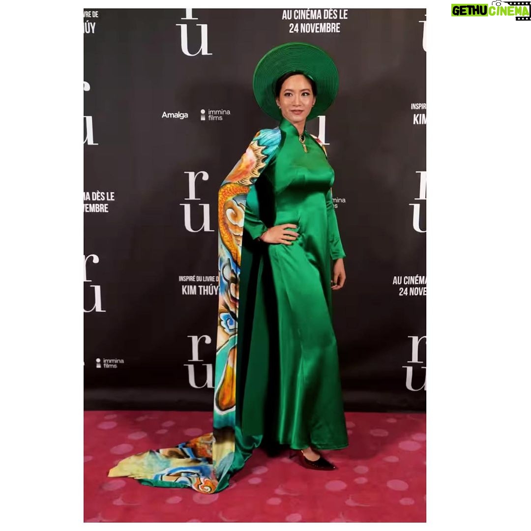 Chantal Thuy Instagram - Quelle soirée magique lors de la projection de notre film "RU" au Théâtre Maisonneuve, devant une foule de 1400 spectateurs, parmi lesquels se trouvaient notre famille et nos amis. Partager ce moment avec mes parents, mes sœurs, mes cousins, mes tantes et oncles était particulièrement émouvant. Ce film se veut une déclaration d'amour aux Québécois, mais pour moi, il est également un hommage à nos mères, pères et grand-mères vietnamiens, porteurs de cette histoire dans leur cœur. C'était également un véritable moment de fierté et de joie d'introduire sur le tapis rouge québécois notre traditionnel áo dài vietnamien. Crée par @thainguyenatelier , mon magnifique áo dài émeraude était conçu pour correspondre aux tenues de @chloedjandji et @jean.bui , afin de retrouver cette harmonie familiale. Notre intention était d'apporter beauté, glamour et fierté vietnamienne à cette soirée, et je suis convaincue que nos áo dài ont accompli cet objectif. Assurez-vous de réserver vos billets pour la première en salles le vendredi 24 novembre prochain! Comme vous le savez, le succès du week-end d'ouverture est crucial. Nous sommes impatients de partager ce film avec vous et sommes curieux d'entendre vos retours. Bon film!! #RUFilm @amalga.prod @imminafilms @agence_rugicomm @kimthuylythanh 📷: Frédéric Lebeuf, Mario Beauregard | Agence QMI Ao Dai 👗: @thainguyenatelier HMU: @laconsultante_mua NAILS 💅🏼: @antoniafrni Montreal, Quebec