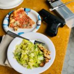 Chantal Thuy Instagram - Lunch and guns 🥗🍕💣 #Hawaii