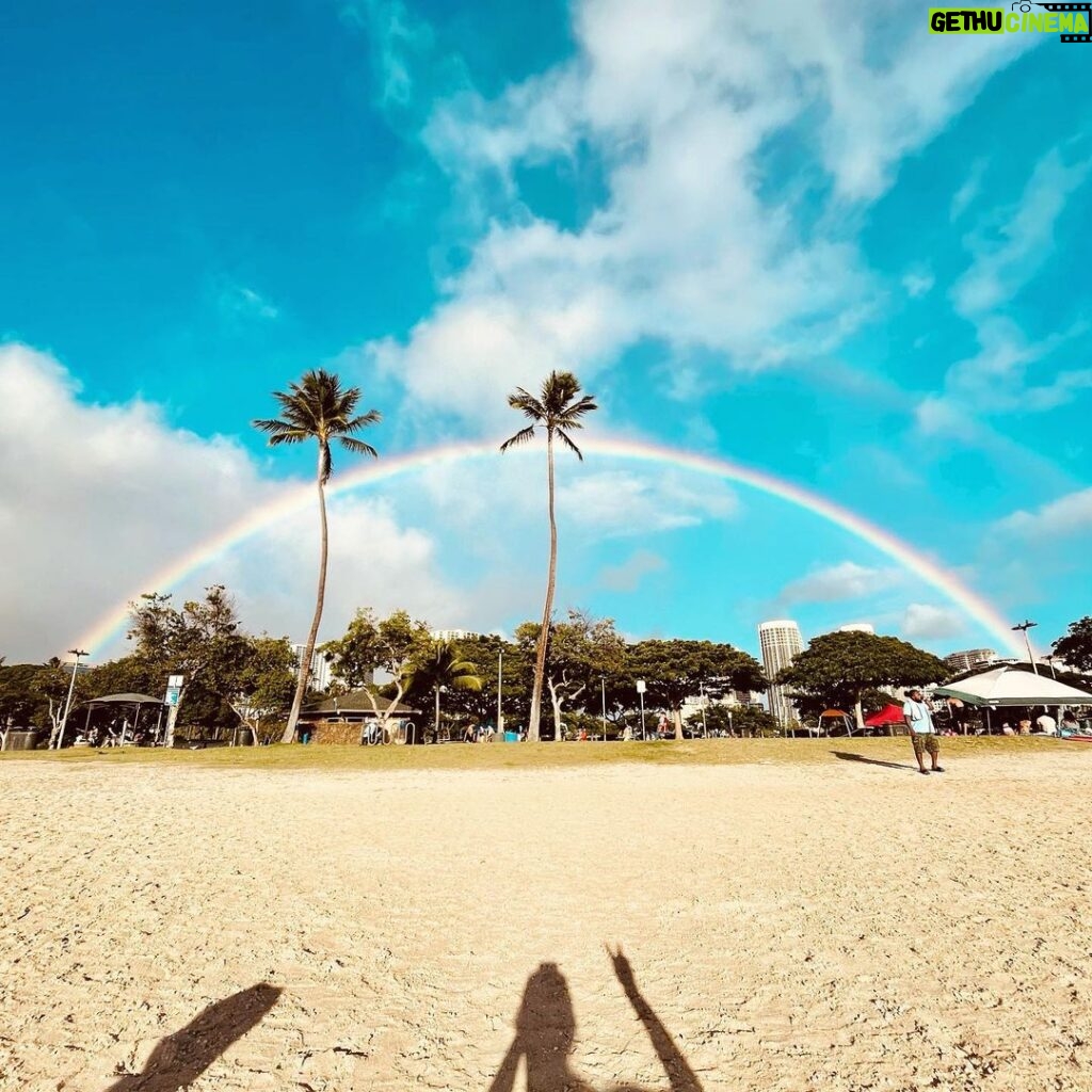 Chantal Thuy Instagram - Had a little fan girl moment yesterday. 🤩@samoanstuntman #magnumpi #hawaii #stunts #cheerstunts
