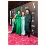 Chantal Thuy Instagram - Quelle soirée magique lors de la projection de notre film "RU" au Théâtre Maisonneuve, devant une foule de 1400 spectateurs, parmi lesquels se trouvaient notre famille et nos amis. Partager ce moment avec mes parents, mes sœurs, mes cousins, mes tantes et oncles était particulièrement émouvant. Ce film se veut une déclaration d'amour aux Québécois, mais pour moi, il est également un hommage à nos mères, pères et grand-mères vietnamiens, porteurs de cette histoire dans leur cœur. C'était également un véritable moment de fierté et de joie d'introduire sur le tapis rouge québécois notre traditionnel áo dài vietnamien. Crée par @thainguyenatelier , mon magnifique áo dài émeraude était conçu pour correspondre aux tenues de @chloedjandji et @jean.bui , afin de retrouver cette harmonie familiale. Notre intention était d'apporter beauté, glamour et fierté vietnamienne à cette soirée, et je suis convaincue que nos áo dài ont accompli cet objectif. Assurez-vous de réserver vos billets pour la première en salles le vendredi 24 novembre prochain! Comme vous le savez, le succès du week-end d'ouverture est crucial. Nous sommes impatients de partager ce film avec vous et sommes curieux d'entendre vos retours. Bon film!! #RUFilm @amalga.prod @imminafilms @agence_rugicomm @kimthuylythanh 📷: Frédéric Lebeuf, Mario Beauregard | Agence QMI Ao Dai 👗: @thainguyenatelier HMU: @laconsultante_mua NAILS 💅🏼: @antoniafrni Montreal, Quebec