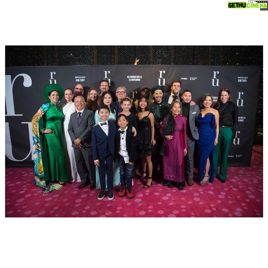 Chantal Thuy Instagram - Quelle soirée magique lors de la projection de notre film "RU" au Théâtre Maisonneuve, devant une foule de 1400 spectateurs, parmi lesquels se trouvaient notre famille et nos amis. Partager ce moment avec mes parents, mes sœurs, mes cousins, mes tantes et oncles était particulièrement émouvant. Ce film se veut une déclaration d'amour aux Québécois, mais pour moi, il est également un hommage à nos mères, pères et grand-mères vietnamiens, porteurs de cette histoire dans leur cœur. C'était également un véritable moment de fierté et de joie d'introduire sur le tapis rouge québécois notre traditionnel áo dài vietnamien. Crée par @thainguyenatelier , mon magnifique áo dài émeraude était conçu pour correspondre aux tenues de @chloedjandji et @jean.bui , afin de retrouver cette harmonie familiale. Notre intention était d'apporter beauté, glamour et fierté vietnamienne à cette soirée, et je suis convaincue que nos áo dài ont accompli cet objectif. Assurez-vous de réserver vos billets pour la première en salles le vendredi 24 novembre prochain! Comme vous le savez, le succès du week-end d'ouverture est crucial. Nous sommes impatients de partager ce film avec vous et sommes curieux d'entendre vos retours. Bon film!! #RUFilm @amalga.prod @imminafilms @agence_rugicomm @kimthuylythanh 📷: Frédéric Lebeuf, Mario Beauregard | Agence QMI Ao Dai 👗: @thainguyenatelier HMU: @laconsultante_mua NAILS 💅🏼: @antoniafrni Montreal, Quebec