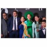 Chantal Thuy Instagram - Quelle soirée magique lors de la projection de notre film "RU" au Théâtre Maisonneuve, devant une foule de 1400 spectateurs, parmi lesquels se trouvaient notre famille et nos amis. Partager ce moment avec mes parents, mes sœurs, mes cousins, mes tantes et oncles était particulièrement émouvant. Ce film se veut une déclaration d'amour aux Québécois, mais pour moi, il est également un hommage à nos mères, pères et grand-mères vietnamiens, porteurs de cette histoire dans leur cœur. C'était également un véritable moment de fierté et de joie d'introduire sur le tapis rouge québécois notre traditionnel áo dài vietnamien. Crée par @thainguyenatelier , mon magnifique áo dài émeraude était conçu pour correspondre aux tenues de @chloedjandji et @jean.bui , afin de retrouver cette harmonie familiale. Notre intention était d'apporter beauté, glamour et fierté vietnamienne à cette soirée, et je suis convaincue que nos áo dài ont accompli cet objectif. Assurez-vous de réserver vos billets pour la première en salles le vendredi 24 novembre prochain! Comme vous le savez, le succès du week-end d'ouverture est crucial. Nous sommes impatients de partager ce film avec vous et sommes curieux d'entendre vos retours. Bon film!! #RUFilm @amalga.prod @imminafilms @agence_rugicomm @kimthuylythanh 📷: Frédéric Lebeuf, Mario Beauregard | Agence QMI Ao Dai 👗: @thainguyenatelier HMU: @laconsultante_mua NAILS 💅🏼: @antoniafrni Montreal, Quebec