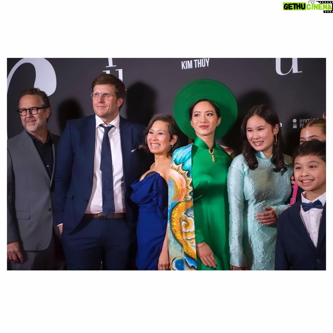 Chantal Thuy Instagram - Quelle soirée magique lors de la projection de notre film "RU" au Théâtre Maisonneuve, devant une foule de 1400 spectateurs, parmi lesquels se trouvaient notre famille et nos amis. Partager ce moment avec mes parents, mes sœurs, mes cousins, mes tantes et oncles était particulièrement émouvant. Ce film se veut une déclaration d'amour aux Québécois, mais pour moi, il est également un hommage à nos mères, pères et grand-mères vietnamiens, porteurs de cette histoire dans leur cœur. C'était également un véritable moment de fierté et de joie d'introduire sur le tapis rouge québécois notre traditionnel áo dài vietnamien. Crée par @thainguyenatelier , mon magnifique áo dài émeraude était conçu pour correspondre aux tenues de @chloedjandji et @jean.bui , afin de retrouver cette harmonie familiale. Notre intention était d'apporter beauté, glamour et fierté vietnamienne à cette soirée, et je suis convaincue que nos áo dài ont accompli cet objectif. Assurez-vous de réserver vos billets pour la première en salles le vendredi 24 novembre prochain! Comme vous le savez, le succès du week-end d'ouverture est crucial. Nous sommes impatients de partager ce film avec vous et sommes curieux d'entendre vos retours. Bon film!! #RUFilm @amalga.prod @imminafilms @agence_rugicomm @kimthuylythanh 📷: Frédéric Lebeuf, Mario Beauregard | Agence QMI Ao Dai 👗: @thainguyenatelier HMU: @laconsultante_mua NAILS 💅🏼: @antoniafrni Montreal, Quebec