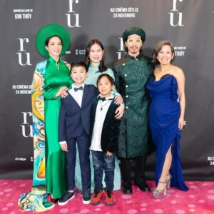 Chantal Thuy Instagram - C'était soir de grande première montréalaise hier pour «RU» au Théâtre Maisonneuve de la @placedesarts. Voici quelques photos prises sur le tapis rouge.

📍 RU, au cinéma dès le 24 novembre partout au Québec.

📸 Paul Ducharme 

#rufilm #KimThuy #ImminaFilms