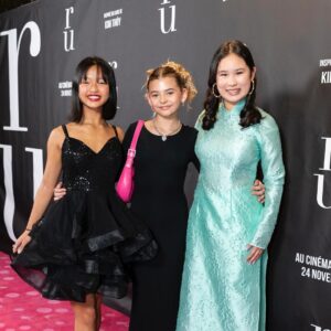 Chantal Thuy Instagram - C'était soir de grande première montréalaise hier pour «RU» au Théâtre Maisonneuve de la @placedesarts. Voici quelques photos prises sur le tapis rouge.

📍 RU, au cinéma dès le 24 novembre partout au Québec.

📸 Paul Ducharme 

#rufilm #KimThuy #ImminaFilms