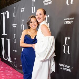 Chantal Thuy Instagram - C'était soir de grande première montréalaise hier pour «RU» au Théâtre Maisonneuve de la @placedesarts. Voici quelques photos prises sur le tapis rouge.

📍 RU, au cinéma dès le 24 novembre partout au Québec.

📸 Paul Ducharme 

#rufilm #KimThuy #ImminaFilms