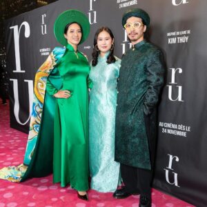 Chantal Thuy Instagram - C'était soir de grande première montréalaise hier pour «RU» au Théâtre Maisonneuve de la @placedesarts. Voici quelques photos prises sur le tapis rouge.

📍 RU, au cinéma dès le 24 novembre partout au Québec.

📸 Paul Ducharme 

#rufilm #KimThuy #ImminaFilms