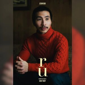 Chantal Thuy Instagram - I’m so excited to share this film with you guys tonight - World premiere tonight at TIFF!! Led by the mesmerizing @chloedjandji , this homegrown Quebec film based on the beautiful novel by @kimthuylythanh also includes the uber talented @jean.bui @karinevanasse @malicorbeilgauvreau & #PatriceRobitaille, our little boys Olivier and Xavier. Directed by Charles-Olivier Michaud. Thanks for the beautiful photos : 📷 @drowster ❤️ @imminafilms @amalga.prod  @aimetoncinema | @telefilm_canada | @la.sodec | @groupelibrex @tiff_net  #TIFF 
•
C’est un grand jour pour le film RU! C’est ce soir qu’aura lieu la première mondiale du long-métrage dans le cadre du Festival international du film de Toronto (@tiff_net )! ✨️ Le film, inspiré de l’histoire entourant l’arrivée de Kim Thúy au Québec, sera projeté à l’occasion d’une présentation spéciale à 20h30, au Royal Alexandra, en présence d’une partie de l’équipe du film.

On profite de cette importante journée pour dévoiler les affiches personnages du film, représentant Tinh (Chloé Djandji) et ses parents, Nguyen (Chantal Thuy) et Minh (Jean Bui), ainsi que la famille québécoise qui les parraine, Lisette (Karine Vanasse), Normand (Patrice Robitaille) et Johanne (Mali Corbeil Gauvreau).

RU sera présenté au cinéma dès le 24 novembre.

@amalga.prod | @aimetoncinema | @telefilm_canada | @la.sodec | @groupelibrex |@kimthuylythanh