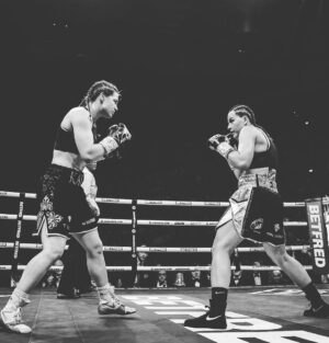 Chantelle Cameron Instagram - Ready to do it all over again

9 weeks to go 🥊 👑 

@mannol.uk @glazinghub @mandtltd @everlast @bewelectrical @scxlaw  @fitnesssuperstore