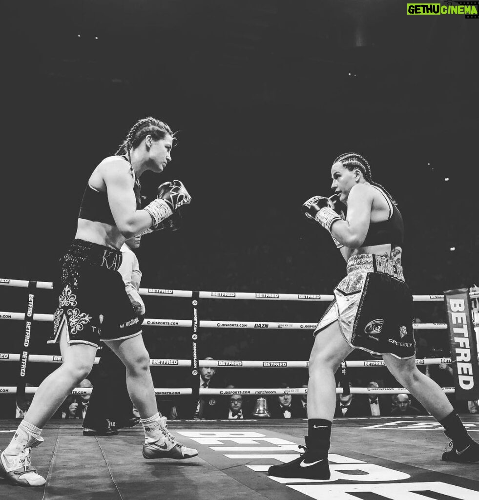 Chantelle Cameron Instagram - Ready to do it all over again 9 weeks to go 🥊 👑 @mannol.uk @glazinghub @mandtltd @everlast @bewelectrical @scxlaw @fitnesssuperstore United Kingdom