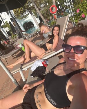 Chantelle Cameron Instagram - Wishing everyone a very happy new year . 🎉 
So grateful for the blessings and the lessons learnt this year for myself personally. The people that have came and the people that have gone. 
Hope everyone has set their goals and ambitions for 2024 and is ready to smash them . Travel more laugh more and be happy 💪🏻 

Thank you to the people close to me that have supported me every single step of the way physically and emotionally ❤️