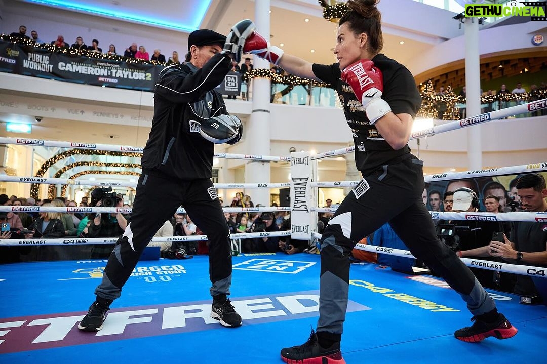 Chantelle Cameron Instagram - Media workout 🥊 @matchroomboxing @daznboxing Dublin, Ireland