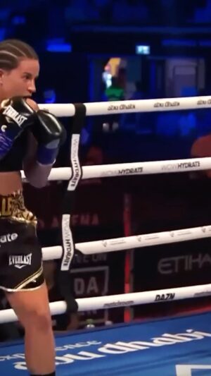 Chantelle Cameron Instagram - Excited to be back in the ring on November the 25th defending my belts 👑 
So grateful for my team of sponsors and my amazing supporters travelling over to support me again

@mannol.uk @glazinghub @scxlaw @bewelectrical @mandtltd @supremecbd  HH Construction Circle Auto Lounge ❤️🥊