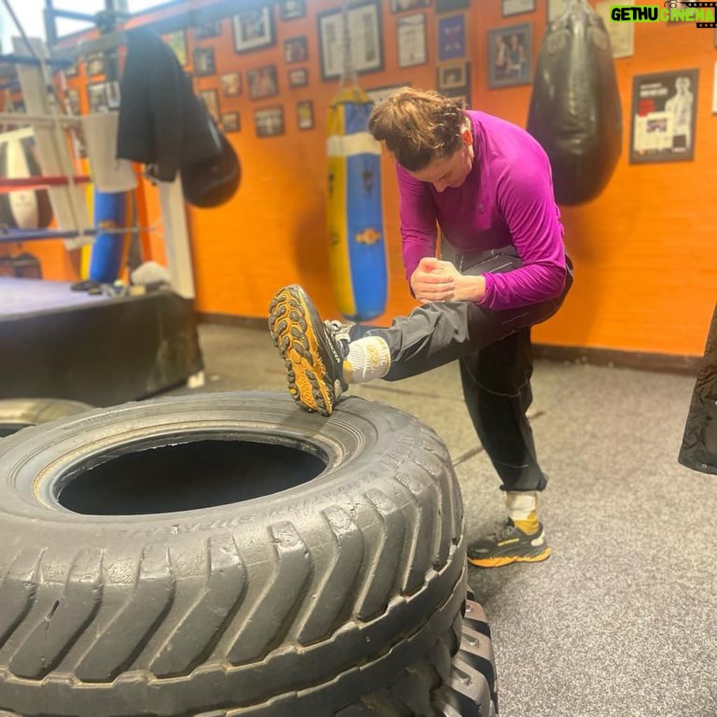 Chantelle Cameron Instagram - My favourite thing about boxing is you can always keep improving and always become a better fighter in all departments π§ π₯ Enjoying ticking over in my downtime at home doing 1-2-1 with Arthur D Northampton, Northamptonshire