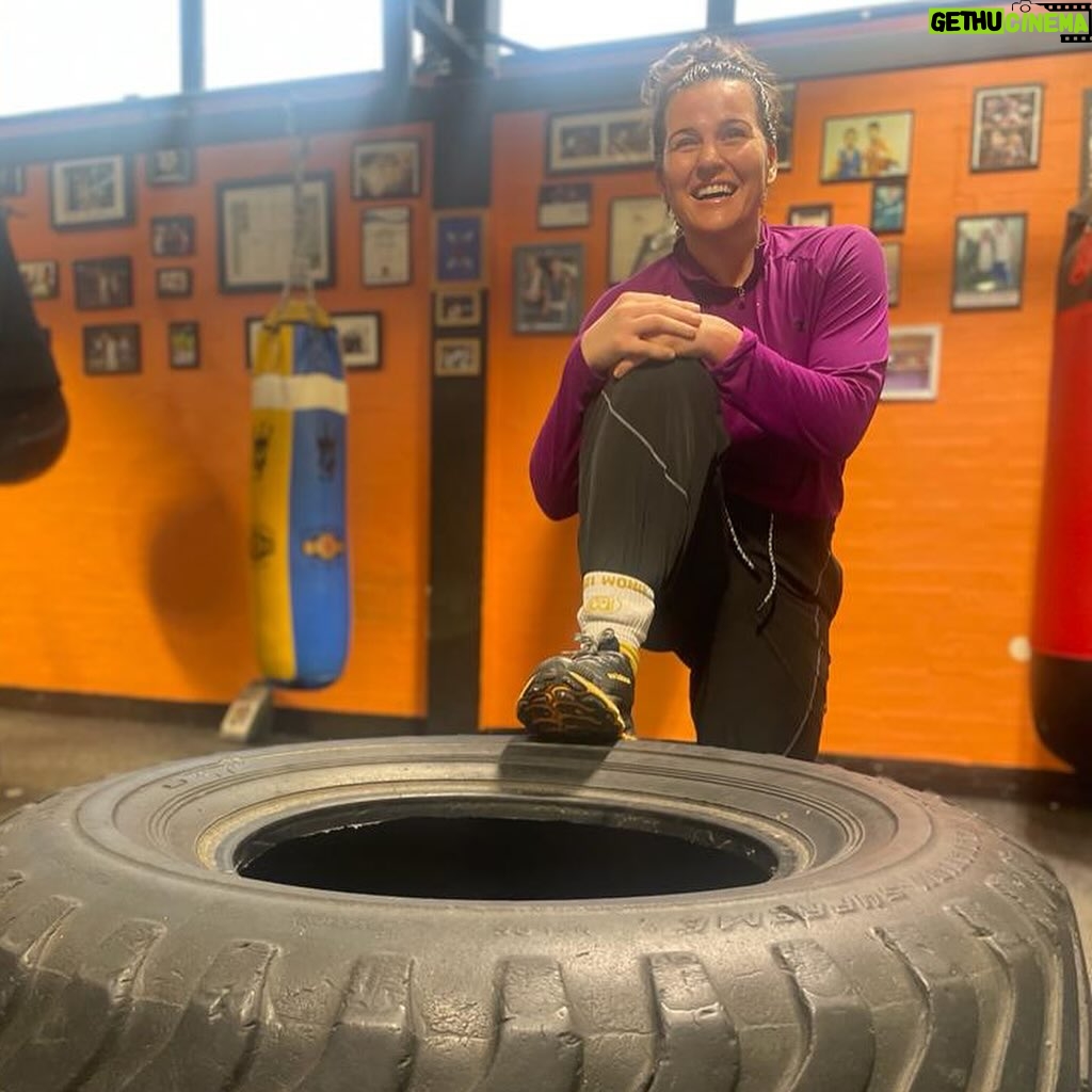 Chantelle Cameron Instagram - My favourite thing about boxing is you can always keep improving and always become a better fighter in all departments π§ π₯ Enjoying ticking over in my downtime at home doing 1-2-1 with Arthur D Northampton, Northamptonshire